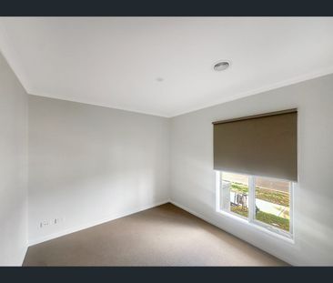 5 Brindabella Crescent, Donnybrook, Vic 3064 - Photo 3