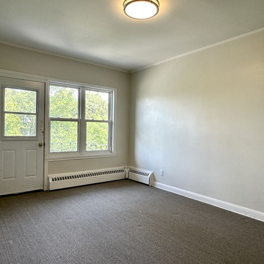 Côte-des-Neiges : Haut de duplex avec 3 chambres + bureau avec chauffage INCLUS, offert en location semi-meublée ! - Photo 1