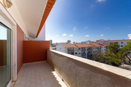 Renovated 3 Bedroom Duplex Apartment in Bairro da Assunção – Cascais - Photo 3