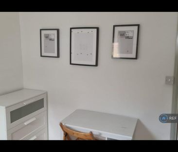 1 bedroom in a flat share to rent - Photo 5