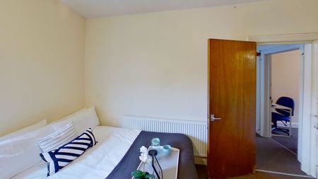 Flat 3, 16 Wellington Square, NG7 1NG, NOTTINGHAM - Photo 2