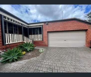 2/33 First Avenue, Strathmore, Vic 3041 - Photo 6