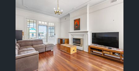 Stunning refurbished three bedroom apartment! - Photo 2