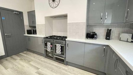 Salisbury Grove, Armley, Leeds, LS12 - Photo 2