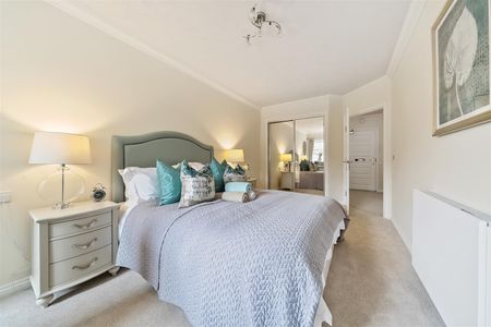 Knights Lodge, Lymington, Hampshire - Photo 4
