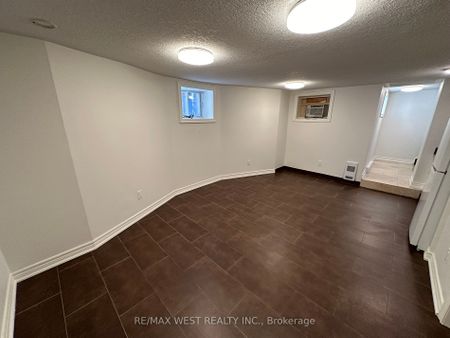 Detached Home For Lease | W8129362 - Photo 3