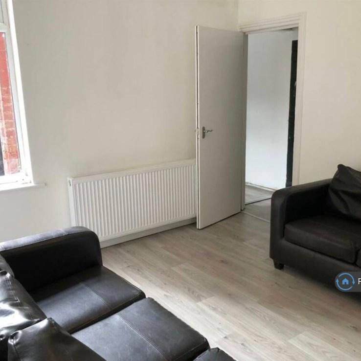 1 bedroom in a house share to rent - Photo 1