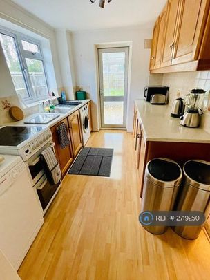 1 bedroom in a house share to rent - Photo 1