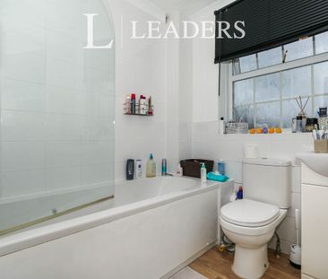 3 bedroom house to rent The Martells, Barton on Sea, New Milton, BH25 - Photo 3