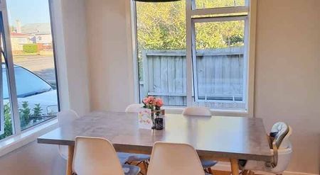 Charming 3BR Home with Spacious Outdoor Living - Photo 3