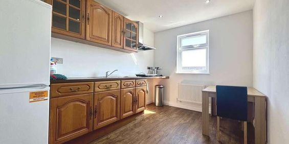 Byron Avenue, Manor, E12 - Photo 3