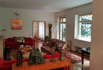 Appia Antica: Luxurious, fully furnished Villa with 5 Bedrooms, 5 baths, large private garden and swimming pool. Beautiful home is lush green setting close to the center. # 651