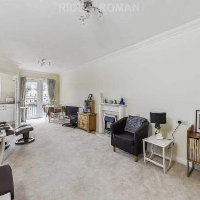 1 bedroom property to rent in Walton On Thames - Photo 1