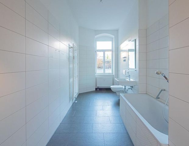 Komfortable Wohnung in mondänem Altbau in Elbnähe. Balkon, Parkett, und Tageslichtbad mit Wanne. - Photo 1