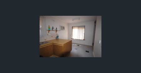 Large 3 Bedroom Home on a quiet street - Photo 4