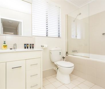 🏡 Elegant Hamptons-Inspired 3-Bedroom Townhouse in Claremont - Photo 6