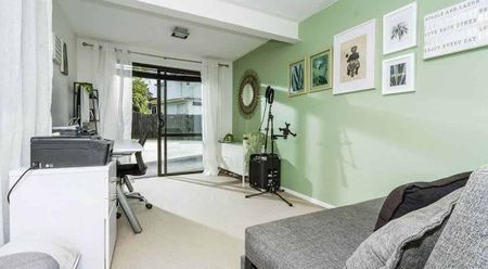 Bright & Sunny home on Cassino! - Photo 4