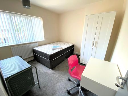 4 bedroom semi-detached house to rent - Photo 4