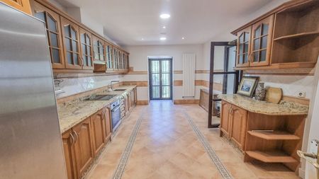 Middle Floor Apartment in Marbella - Photo 2