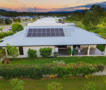 SPACIOUS FAMILY LIVING + MEDIA ROOM + SOLAR + NO REAR NEIGHBOURS - Photo 3