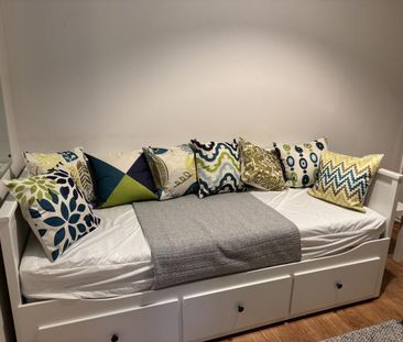 Friendly Home for Weekday Let - Photo 3