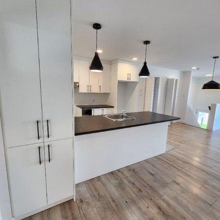 **4 ½**APPARTEMENT -style MAISON DE VILLE au CŒUR de STE-FOY - Photo 4