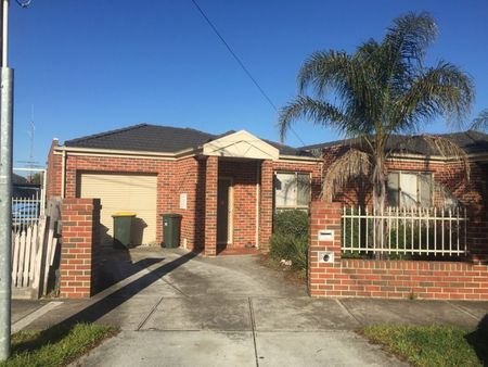 Short Walk To All Amenities! - Photo 2