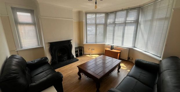 4 Newport Mount, Headingley, Leeds, LS6 3DB - Photo 1