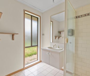 Spacious Family Living in a Convenient Sydenham Location! - Photo 4