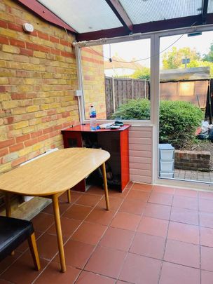 1 bedroom in a house share to rent - Photo 1