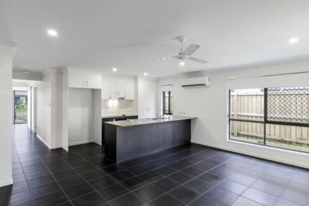 Large 4 Bedroom Family Home - Photo 4