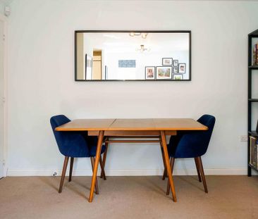 2 bedroom mews to rent - Photo 3