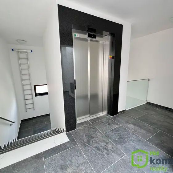 Pronájem bytu 1+kk s balkonem, parkováním a sklepem – ul. Třída Jiřího Pelikána, Olomouc - Fotografie 1