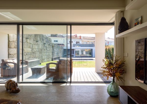 Moradia V5 em Senhora da Hora com jardim e piscina