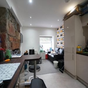 Apartment 4 Awyrlas 121 High Street - Photo 3