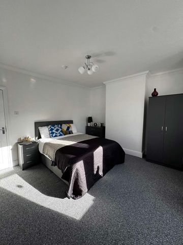 3 Bedroom Houseshare Central Gloucester Room 1 - Photo 4