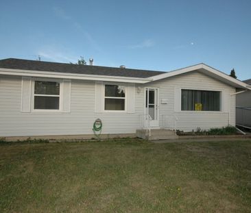 Beautiful Main Floor Suite in a Very Quiet St. Albert Neighborhood - Photo 1