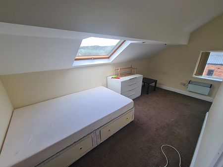 4 Bed - Flat 1, 17a Stonegate Road, Leeds - LS6 4HZ - Student/Professional - Photo 2