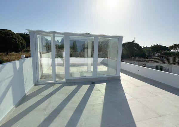 LARGE DETACHED VILLA WITH PRIVATE POOL AND GARDEN