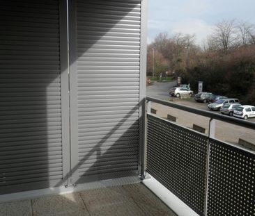 Bron : Lumineux T2 avec balcon et place de parking - Photo 2