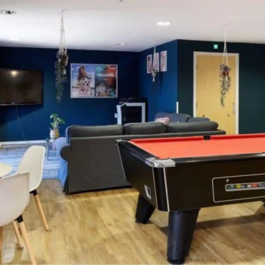 Classic En-suite in a 6-bed flat - Photo 1
