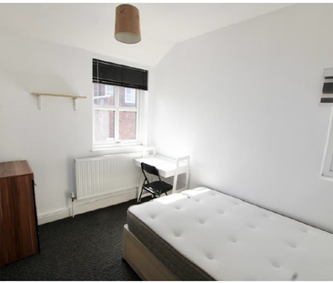 West Parade, Lincoln - Spacious Student House - Photo 6