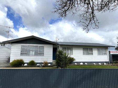 Warm and inviting reburbished home - Photo 3