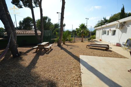 IMPRESIONANTE CHALET EN UNA PLANTA EN ALQUILER DE LARGA ESTANCIA - Photo 2