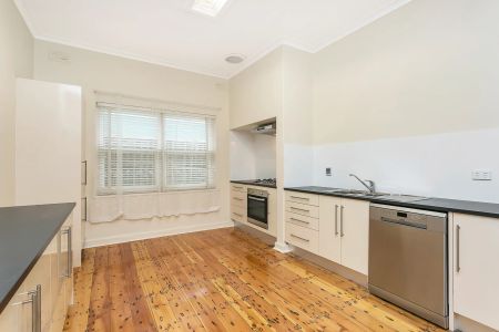 Well maintained four bedroom generous family living - Photo 2