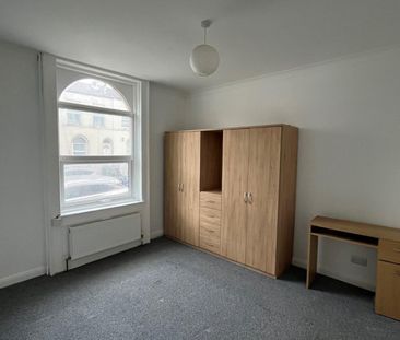 2 bedroom Flat To Let - Photo 2