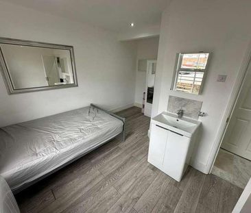 Slough, Berkshire, SL2 - Photo 1