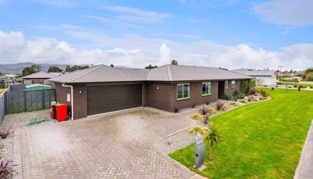 5 bedroom Carterton home - Photo 5