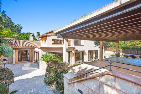Located in one of the most sought-after residential areas on the island; Golf Santa Ponsa. A spectacular villa consisting of 4 en suite bedrooms and a separate annexe for guest accomodation all offering vews of and access to the golf course. - Photo 4