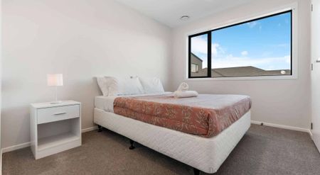 Charming 3-Bedroom Townhouse - Photo 4